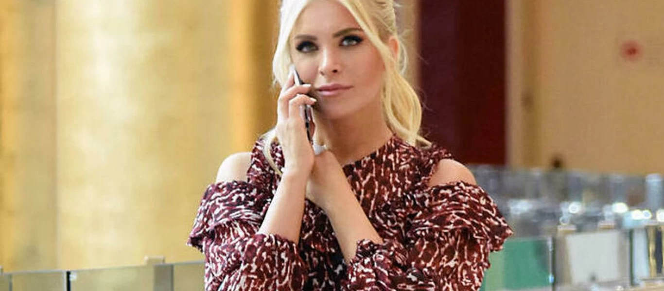 Κατερίνα Καινούργιου: Η εντυπωσιακή εμφάνιση ως νονά και η έκπληξη στον Νίκο Μουτσινά (φωτο)